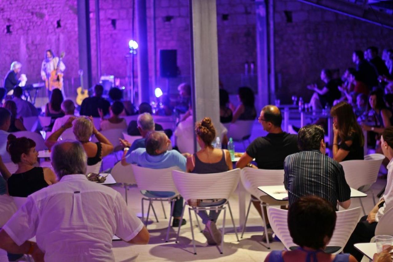 Večer francuske šansone zatvara Stranu B!