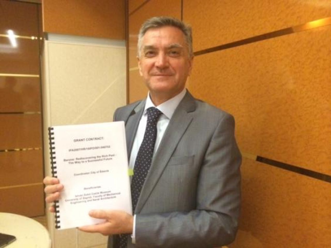 Gradonačelniku Buriću uručen ugovor za tvrđavu Barone vrijedan milijun eura